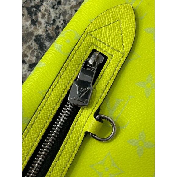 Louis Vuitton Taigarama Duo Sling Bag Neon Yellow 347072 - Picture 5 of 16